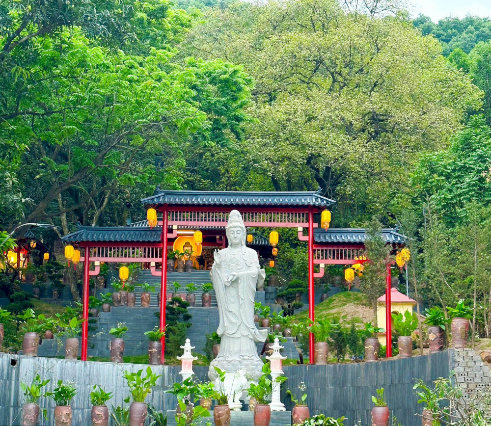 Từ cổng chùa có thể ngắm nhìn pho tượng Quan Thế Âm Bồ Tát